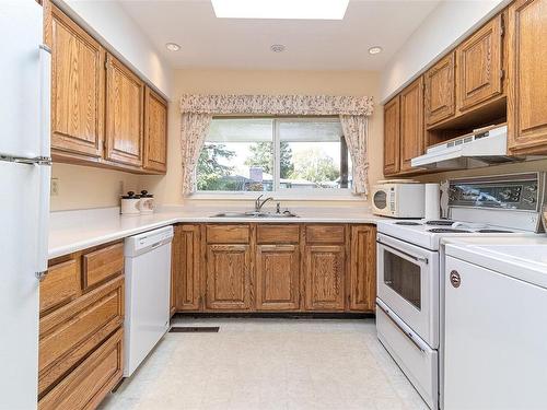 4345 Harder Rd South, Saanich, BC - Indoor Photo Showing Kitchen With Double Sink