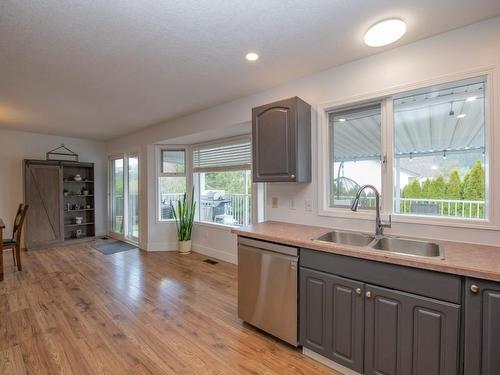 4301 9 Street, Vernon, BC - Indoor Photo Showing Kitchen With Double Sink