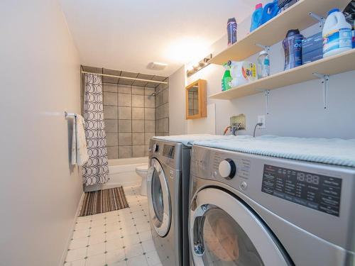 4301 9 Street, Vernon, BC - Indoor Photo Showing Laundry Room