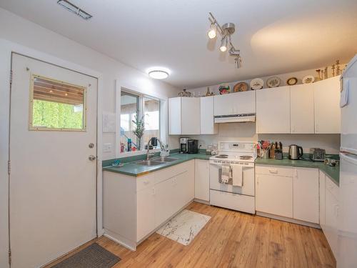 4301 9 Street, Vernon, BC - Indoor Photo Showing Kitchen With Double Sink