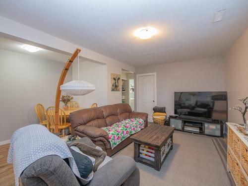 4301 9 Street, Vernon, BC - Indoor Photo Showing Living Room