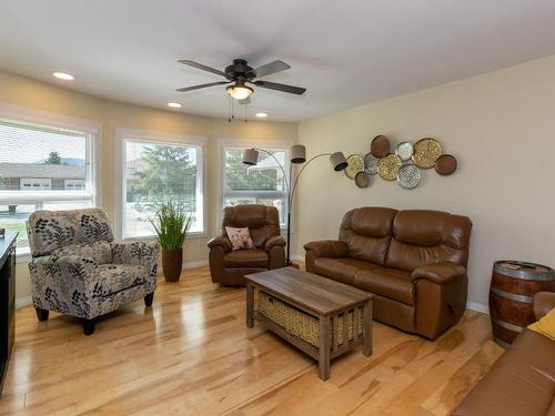 2540 Golf View Crescent, Blind Bay, BC - Indoor Photo Showing Living Room