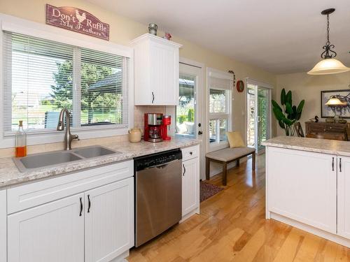 2540 Golf View Crescent, Blind Bay, BC - Indoor Photo Showing Kitchen With Double Sink