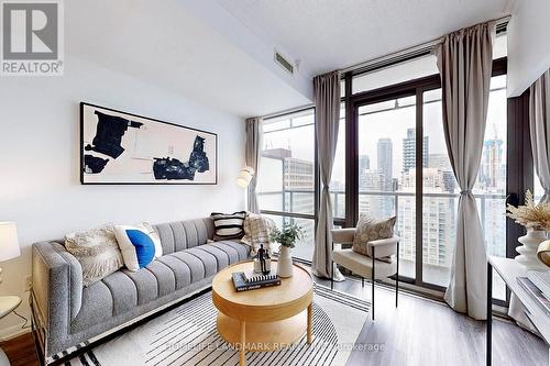 3005 - 37 Grosvenor Street, Toronto, ON - Indoor Photo Showing Living Room