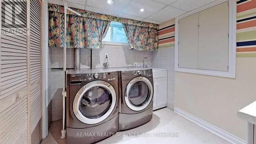 87 Penstock Court, Richmond Hill, ON - Indoor Photo Showing Laundry Room