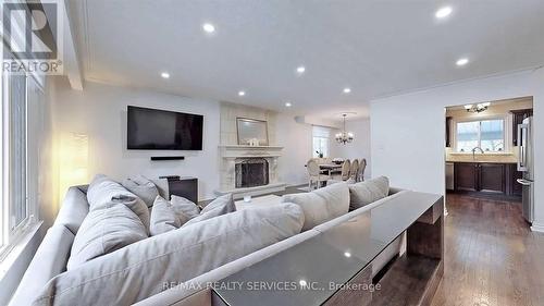 87 Penstock Court, Richmond Hill, ON - Indoor Photo Showing Living Room With Fireplace