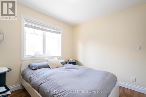 7 Pine Point, Oro-Medonte, ON - Indoor Photo Showing Bedroom