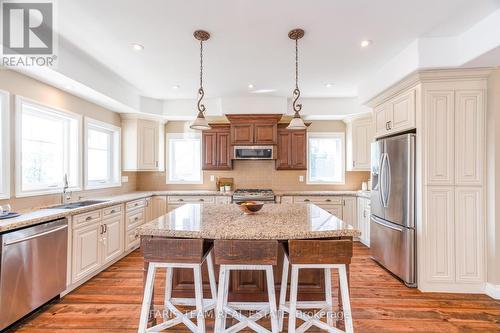 7 Pine Point, Oro-Medonte, ON - Indoor Photo Showing Kitchen With Double Sink With Upgraded Kitchen