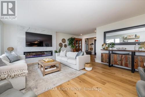 3789 Wood Avenue, Severn, ON - Indoor Photo Showing Living Room