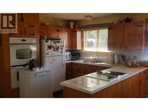 1428 Dartmouth Street Street, Penticton, BC - Indoor Photo Showing Kitchen With Double Sink