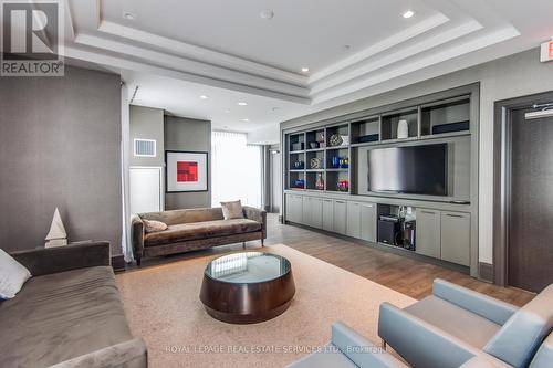 615 - 60 Berwick Avenue, Toronto, ON - Indoor Photo Showing Living Room
