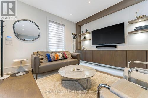 21 New Street, Toronto, ON - Indoor Photo Showing Living Room