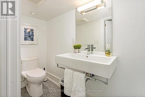 21 New Street, Toronto, ON - Indoor Photo Showing Bathroom