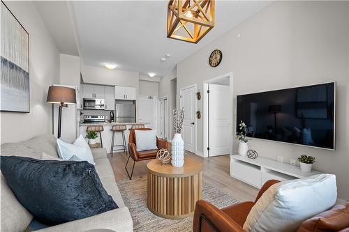 450 Dundas Street E|Unit #119, Waterdown, ON - Indoor Photo Showing Living Room