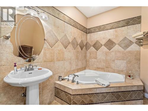 2200 Dewdney Road, Kelowna, BC - Indoor Photo Showing Bathroom