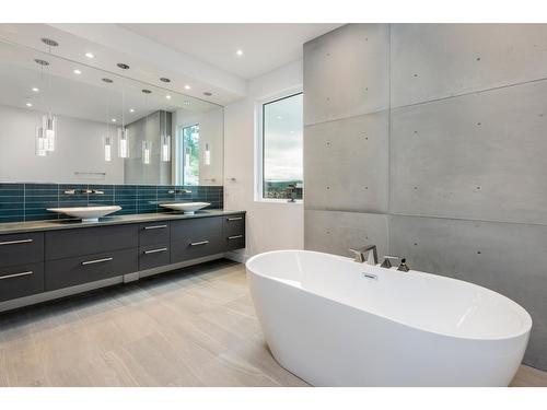 868 Antler Ridge Road, Windermere, BC - Indoor Photo Showing Bathroom