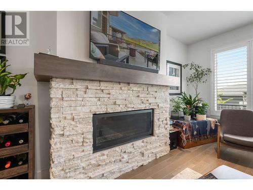 1640 Winter Lane, Kelowna, BC - Indoor Photo Showing Living Room With Fireplace