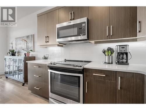1640 Winter Lane, Kelowna, BC - Indoor Photo Showing Kitchen With Upgraded Kitchen