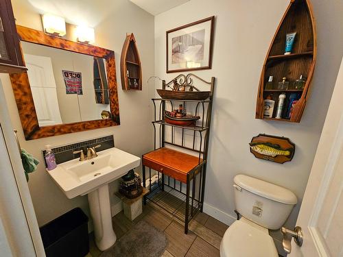 5769 Highway 95, Edgewater, BC - Indoor Photo Showing Bathroom