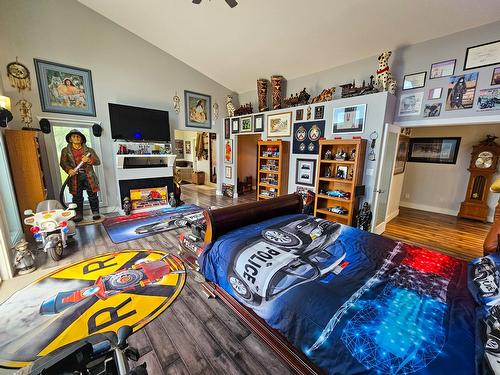 5769 Highway 95, Edgewater, BC - Indoor Photo Showing Bedroom