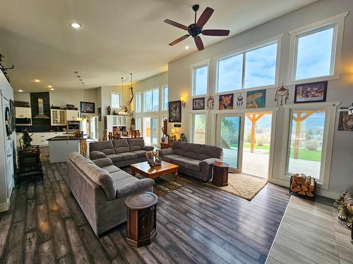 5769 Highway 95, Edgewater, BC - Indoor Photo Showing Living Room