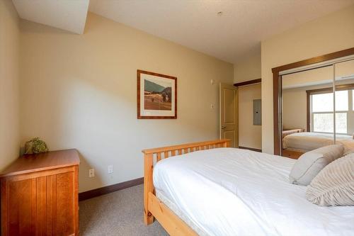 310 - 1500 Mcdonald Avenue, Fernie, BC - Indoor Photo Showing Bedroom