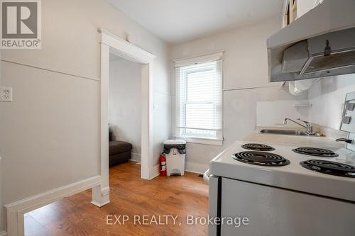 15 Ball Avenue E, St. Catharines, ON - Indoor Photo Showing Kitchen