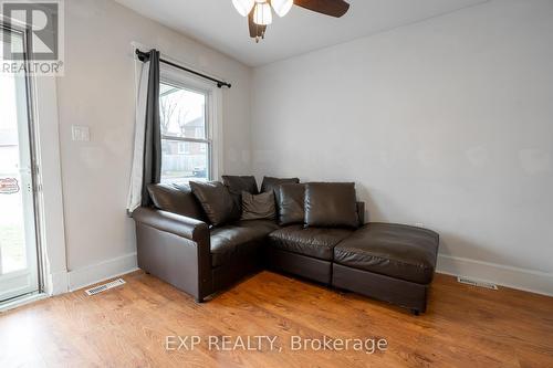 15 Ball Avenue E, St. Catharines, ON - Indoor Photo Showing Living Room