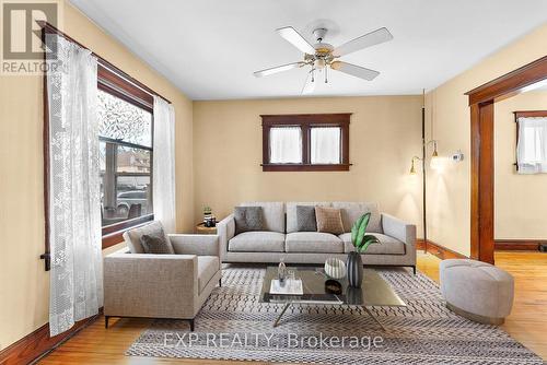 4565 Fourth Avenue, Niagara Falls, ON - Indoor Photo Showing Living Room