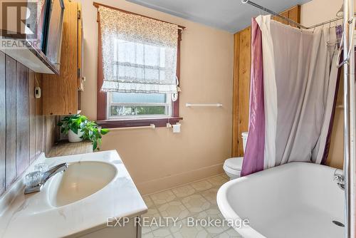4565 Fourth Avenue, Niagara Falls, ON - Indoor Photo Showing Bathroom