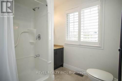 15 Pinto Court, Brantford, ON - Indoor Photo Showing Bathroom