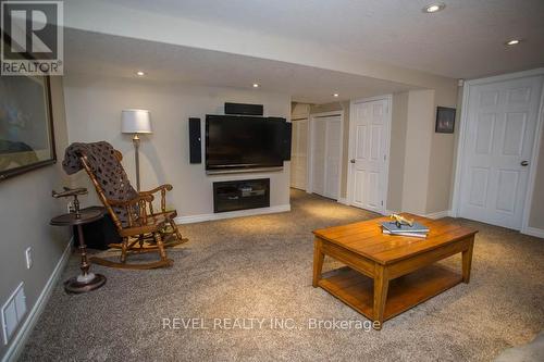 15 Pinto Court, Brantford, ON - Indoor Photo Showing Living Room