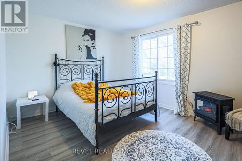 6560 Harmony Avenue, Niagara Falls, ON - Indoor Photo Showing Bedroom
