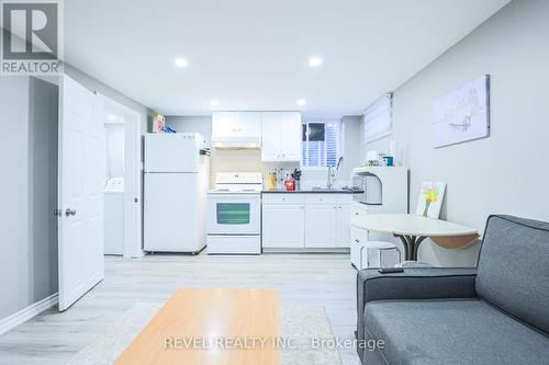 6560 Harmony Avenue, Niagara Falls, ON - Indoor Photo Showing Kitchen