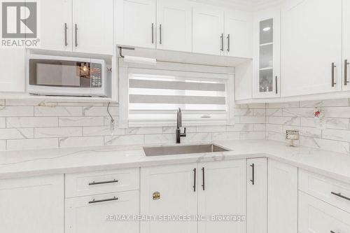 7277 Redfox Rd, Mississauga, ON - Indoor Photo Showing Kitchen