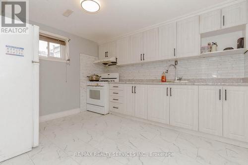 7277 Redfox Road, Mississauga, ON - Indoor Photo Showing Kitchen