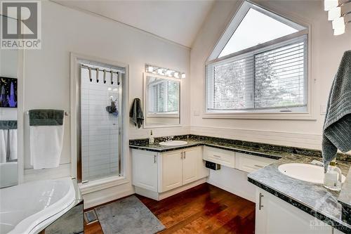 41 - Bathroom - 41 Maclaren Street, Ottawa, ON - Indoor Photo Showing Bathroom
