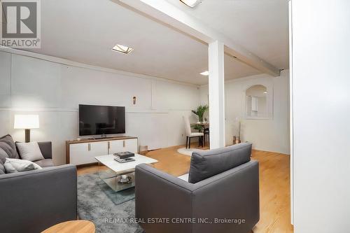 5 Jennifer Square, Brampton, ON - Indoor Photo Showing Living Room