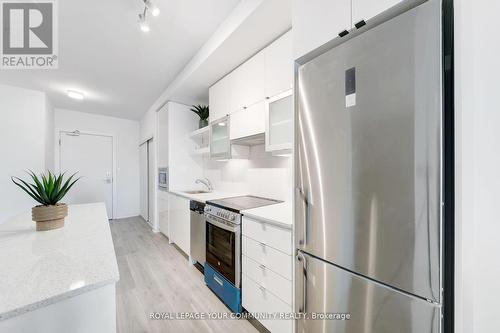 #811 -2433 Dufferin St N, Toronto, ON - Indoor Photo Showing Kitchen With Upgraded Kitchen