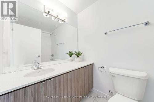 #811 -2433 Dufferin St N, Toronto, ON - Indoor Photo Showing Bathroom