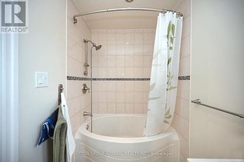 325 Ulric Crescent, Oakville, ON - Indoor Photo Showing Bathroom