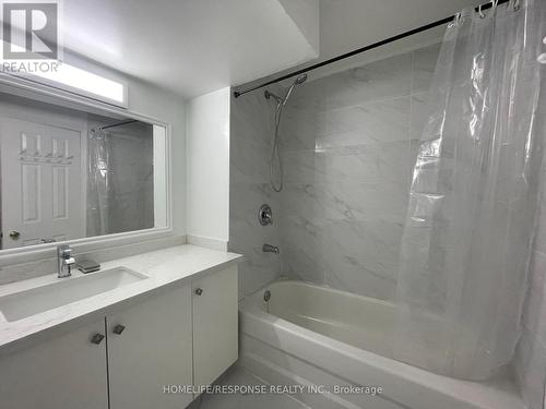 5235 Huntingfield Drive, Mississauga, ON - Indoor Photo Showing Bathroom