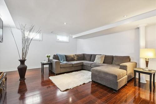 1307 Pelham Street, Fonthill, ON - Indoor Photo Showing Living Room