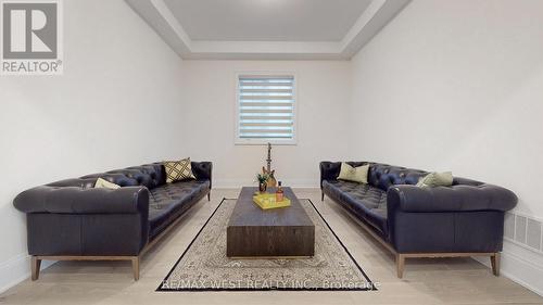 155 Wainfleet Crescent, Vaughan, ON - Indoor Photo Showing Living Room