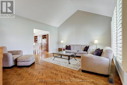 370 Warren Road, King, ON - Indoor Photo Showing Living Room