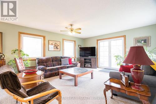 1497 7Th Line, Innisfil, ON - Indoor Photo Showing Living Room