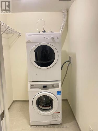 2409 - 70 Temperance Street, Toronto, ON - Indoor Photo Showing Laundry Room