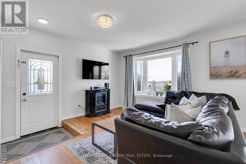 66 Mcgill Drive, Kawartha Lakes, ON - Indoor Photo Showing Living Room