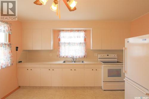 344 Myrtle Avenue, Yorkton, SK - Indoor Photo Showing Kitchen With Double Sink