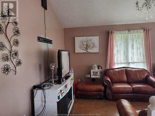 25 Treeline Court, Harrow, ON - Indoor Photo Showing Living Room